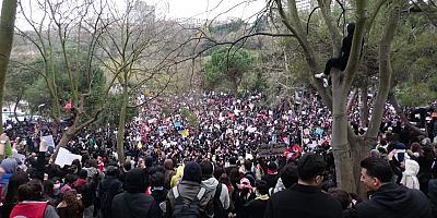 Öğrenciler Şişli Belediyesi önünde kayyum politikalarını protesto etti