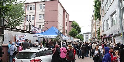 Öğrencilere ikramlar Bayrampaşa Belediyesi’nden