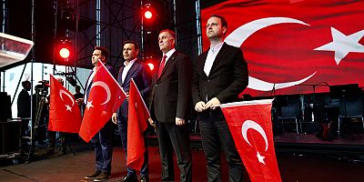ON BİNLER DOLMABAHÇE’DEN BEŞİKTAŞ’A YÜRÜDÜ