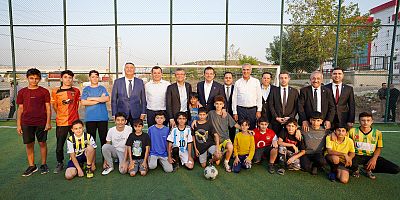 ÖZEL VE İMAMOĞLU GENÇLERLE SOHBET ETTİ FUTBOL OYNADI