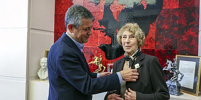 Özgür Özel, Ayşe Kulin'e CHP rozeti taktı