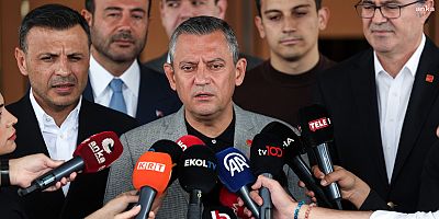 Özgür Özel’den “ahmak davası” açıklaması: “Yarın olası bir cumhurbaşkanı adaylığında Ekrem İmamoğlu’na bir kısıt getirmek için kumpas kurmuşlar”