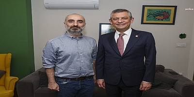 Özgür Özel ev hapsindeki gazeteci İsmail Saymaz'ı ziyaret etti