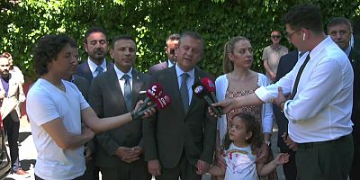 Özgür Özel, Tayfun Kahraman’ın kızı Vera’nın mezuniyet törenine katıldı: “Bu bitsin, artık Vera’yı okula babası götürsün”