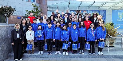 Paletli Yüzme Türkiye Şampiyonasında Dereceye Giren Sporcular Belediye Meclisinde Ödüllendirdi