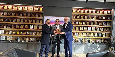 Ramis Topal’a 500. Plaket Onuru: Amasya Küçük Kızılca Geygel Köyü Derneği’nden Anlamlı Tören
