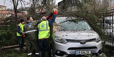 SARIYER BELEDİYESİ EKİPLERİ, SON 30 YILIN EN ŞİDDETLİ FIRTINASINA KARŞI AYAKTA