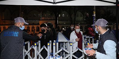 Sultangazi'de vatandaşlara kandil simidi dağıtıldı