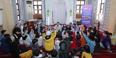 Sultangazili Çocuklar Sertaç Abi ile Cami Buluşmalarında Bir Arada