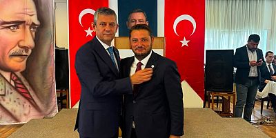 Turan Taşkın Özer YENİ Parti Rozetini Taktı: 
