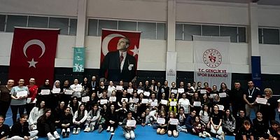 Voleybol Sahasında Anneler ve Çocuklar Bir Araya Geldi