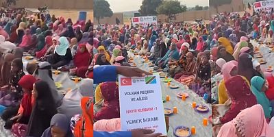 Volkan Reçber, Ramazan Bayramı’nda, Afrika’nın Uganda ülkesinde yaşayan yetim çocuklara yardım eli uzattı.