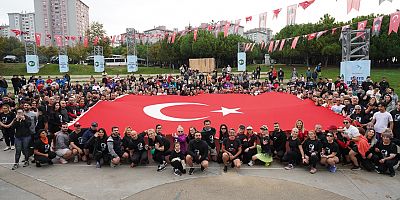 YÜZLERCE KİŞİ ATA’YA SAYGI İÇİN KOŞTU