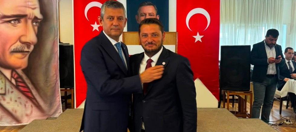 Turan Taşkın Özer YENİ Parti Rozetini Taktı: 