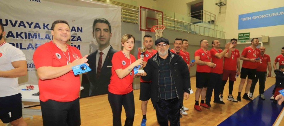 voleybol-turnuvasinin-sampiyonu-zabita-mudurlugu-oldu.jpg