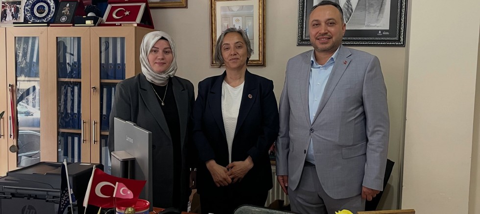 Yunus Emre Mahallesi Muhtarı Yasemin Güngör, Mustafa Terzi ve Eşini Muhtarlıkta Ağırladı