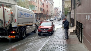 Gazi Mahallesin'de Mahalle aralarında yıkama ve dezenfekte çalışmaları sürüyor