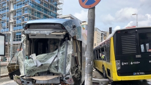 Sultangazi'de raydan çıkan tramvay otobüse çarptı